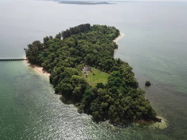 Pulau Papan Lighthouse