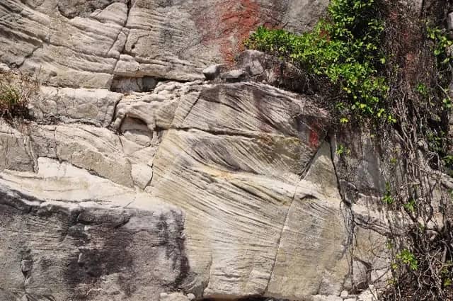 Cross-bedding in the sandstone
