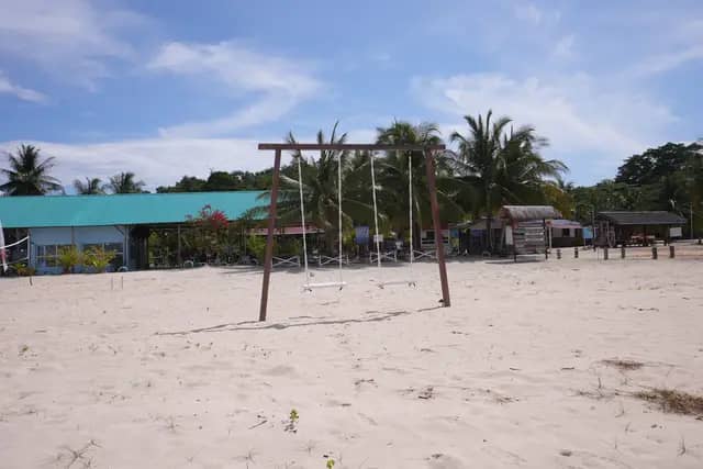 Rusukan Besar Island
