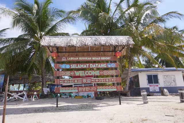 Rusukan Besar Island